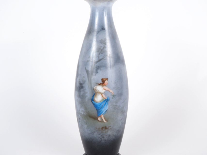 Vase soliflore en opaline polychrome à décor de jeune femme. H. 30 cm