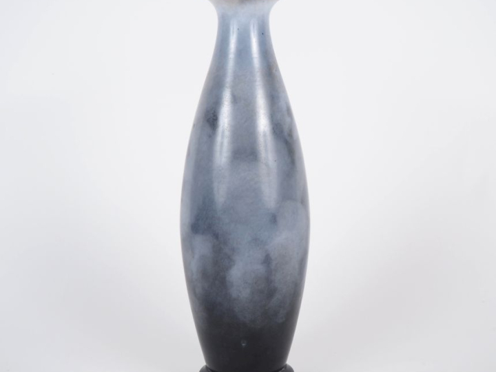 Vase soliflore en opaline polychrome à décor de jeune femme. H. 30 cm