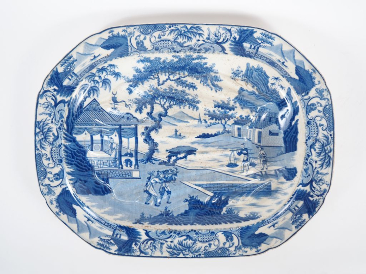 MINTON.  Grand plat à asperges en faience fine, décor au chinois en ca
