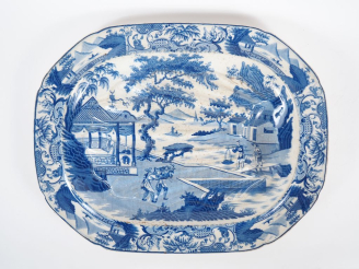 Vente aux enchères MINTON.  Grand plat à asperges en faience fine, décor au chinois en ca