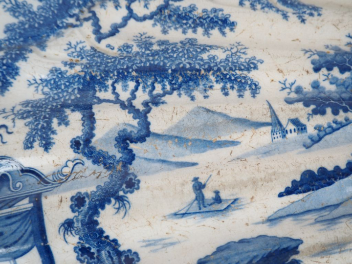 MINTON.  Grand plat à asperges en faience fine, décor au chinois en ca