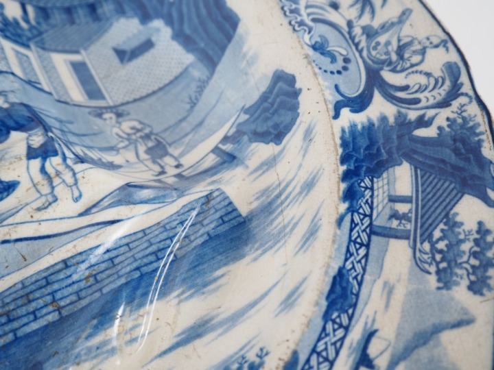 MINTON.  Grand plat à asperges en faience fine, décor au chinois en ca