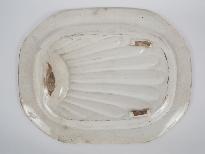MINTON.  Grand plat à asperges en faience fine, décor au chinois en ca