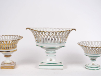Vente aux enchères 3 différentes jardinières XIXème en porcelaine de Paris, décor de lise
