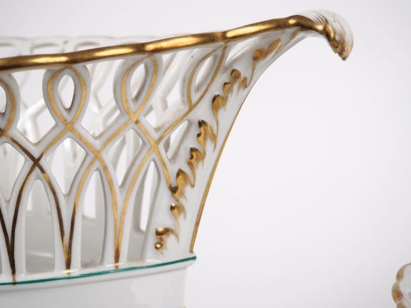 3 différentes jardinières XIXème en porcelaine de Paris, décor de lise