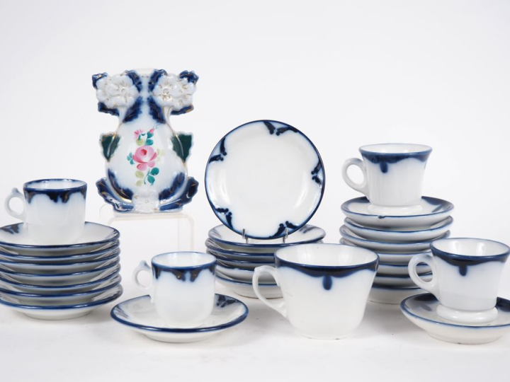 Lot de porcelaines de Valentine comprenant : 11 tasses à café et 14 so