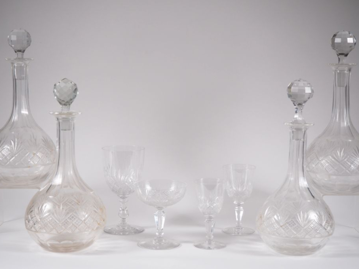 Service de verres en cristal à décor de croisillons comprenant :  13 c
