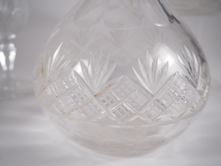 Service de verres en cristal à décor de croisillons comprenant :  13 c