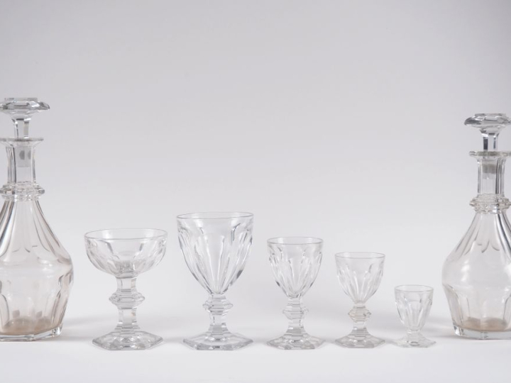 BACCARAT.  Partie de service modèle "Harcourt" en cristal comprenant :