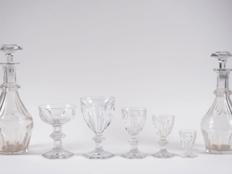 Vente aux enchères BACCARAT.  Partie de service modèle "Harcourt" en cristal comprenant :