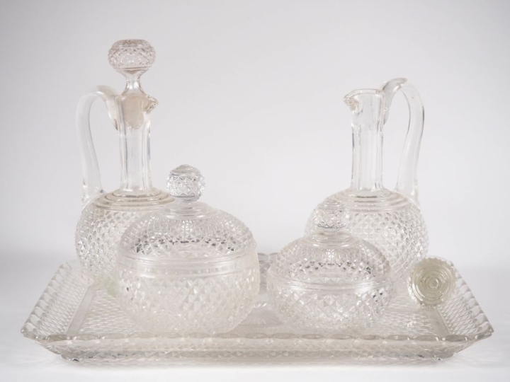 BACCARAT.  Plateau de verre à eau en cristal, décor de croisillons , o