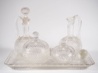 Vente aux enchères BACCARAT.  Plateau de verre à eau en cristal, décor de croisillons , o
