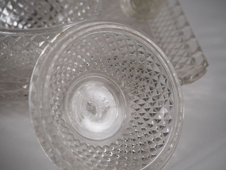 BACCARAT.  Plateau de verre à eau en cristal, décor de croisillons , o