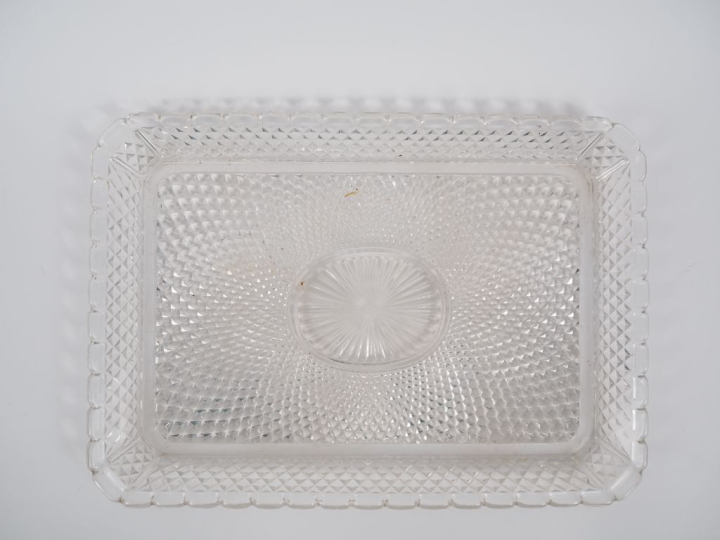 BACCARAT.  Plateau de verre à eau en cristal, décor de croisillons , o