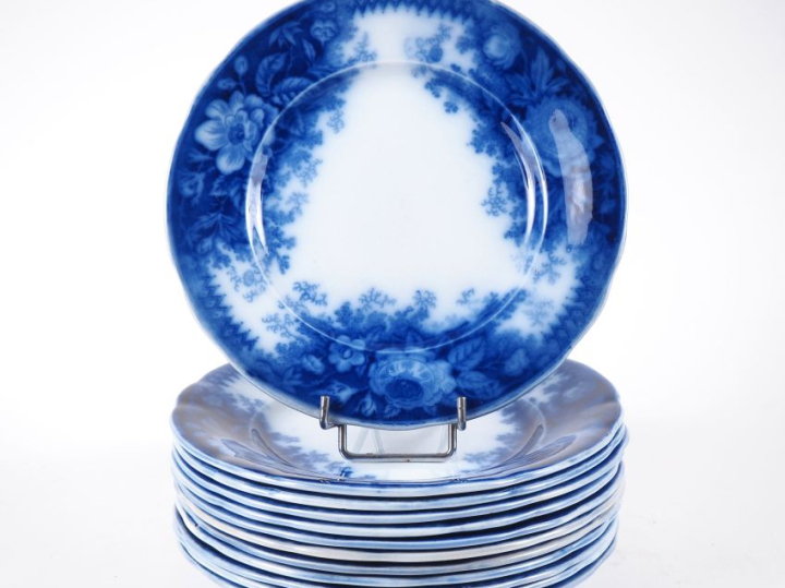 SARREGUEMINES.  Suite de 12 assiettes à dessert en faience, décor en c
