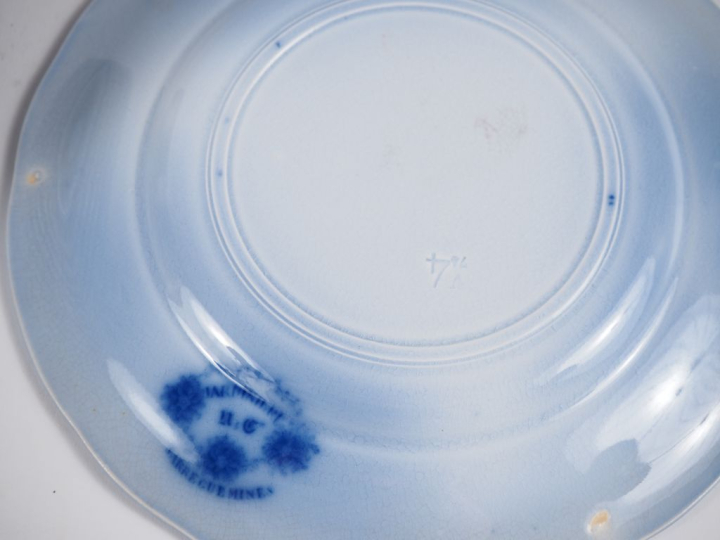 SARREGUEMINES.  Suite de 12 assiettes à dessert en faience, décor en c