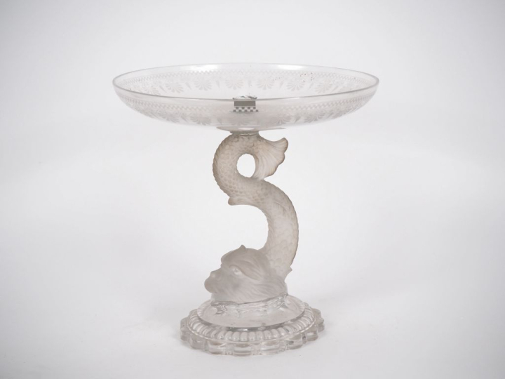BACCARAT.  Base de présentoir en cristal, à décor de triton, coupelle 