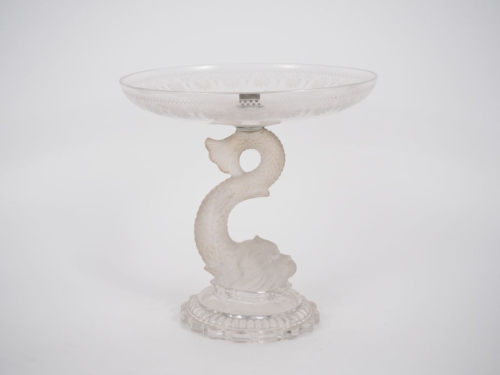 BACCARAT.  Base de présentoir en cristal, à décor de triton, coupelle 