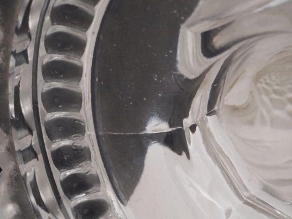 BACCARAT.  Base de présentoir en cristal, à décor de triton, coupelle 