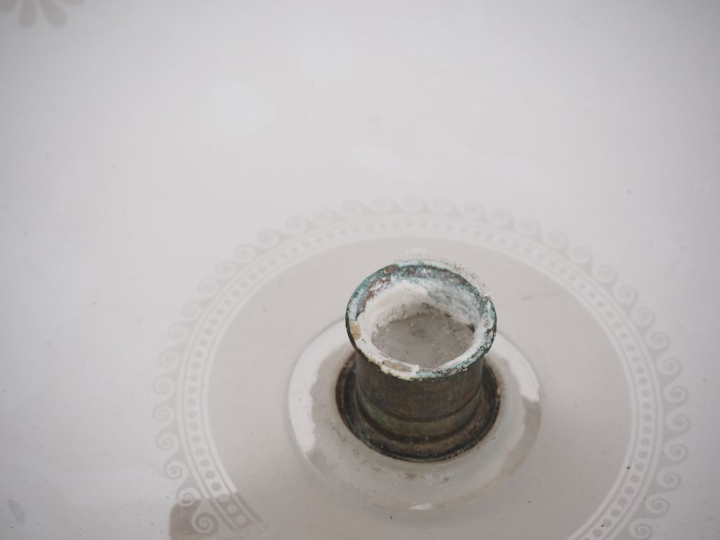 BACCARAT.  Base de présentoir en cristal, à décor de triton, coupelle 