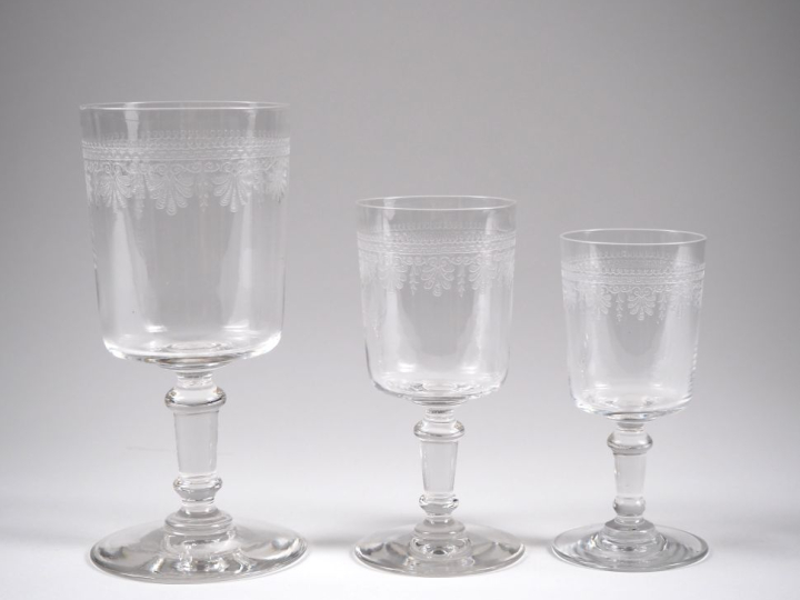 Partie de service de verres en cristal à décor gravé de fleurs compren