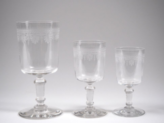 Vente aux enchères Partie de service de verres en cristal à décor gravé de fleurs compren