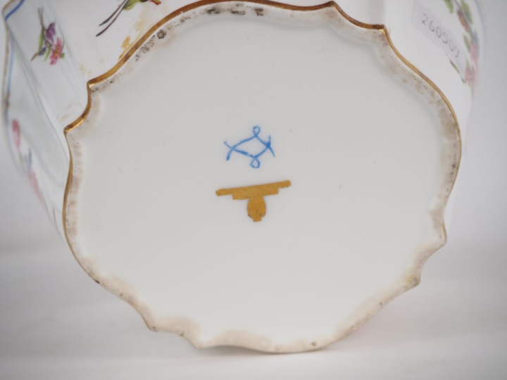 LIMOGES.  Vide poche de style Louis XVI en porcelaine dans le goût de 