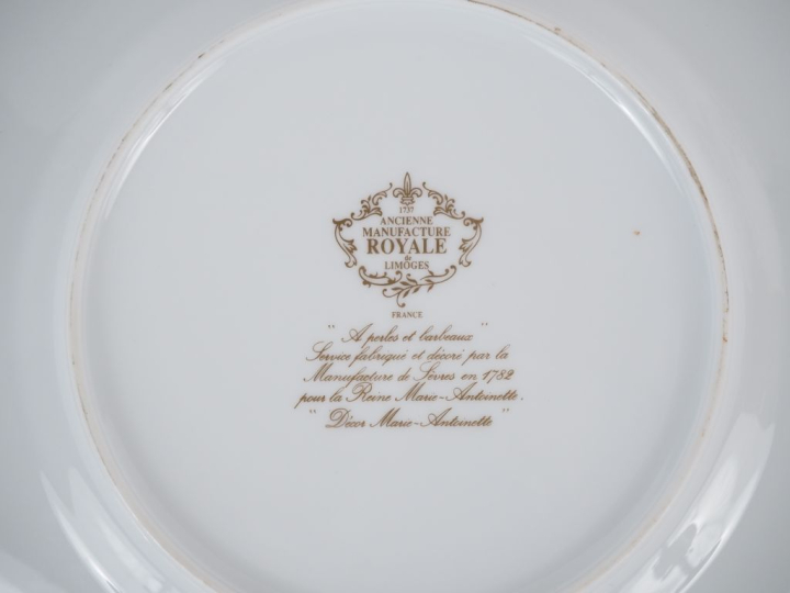 LIMOGES.  Vide poche de style Louis XVI en porcelaine dans le goût de 