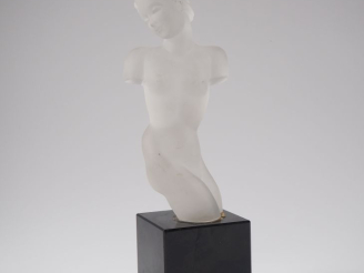 Vente aux enchères Sujet Art Déco en verre "nue", socle en verre noir. H. totale : 30 cm