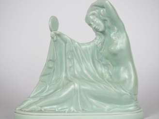 Vente aux enchères VERNER.  Sujet Art Déco en céramique verte "jeune fille au miroir". Di