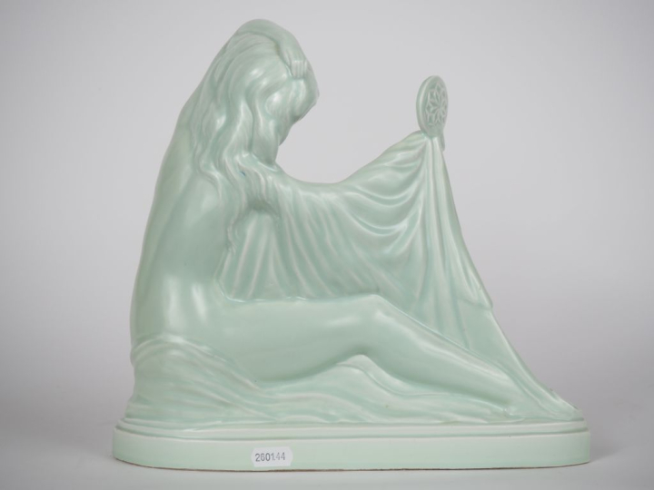 VERNER.  Sujet Art Déco en céramique verte "jeune fille au miroir". Di