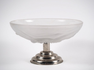 Vente aux enchères Compotier Art Déco en verre et métal chromé, à décor de naïades.  H. 1