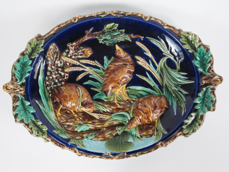 Vente aux enchères SARREGUEMINES.  Grand plat décoratif à décor polychrome et en relief d