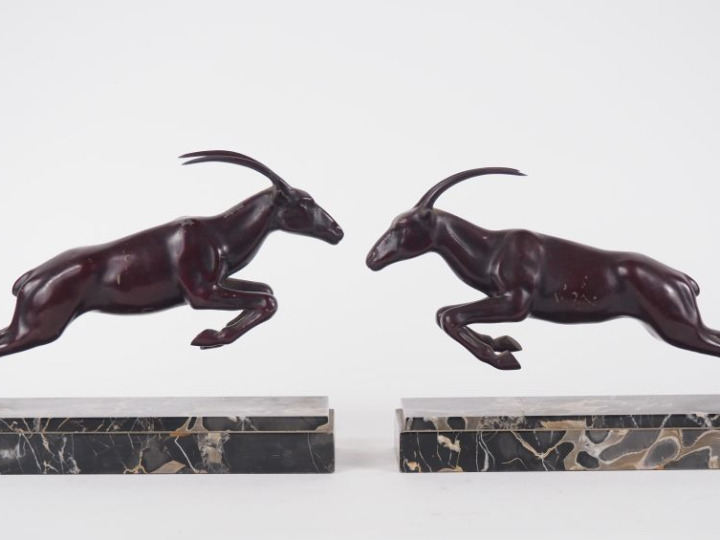 Paire de serre livres Art Déco en régule patiné et marbre noir portor.