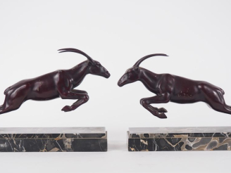 Vente aux enchères Paire de serre livres Art Déco en régule patiné et marbre noir portor.