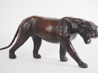 Vente aux enchères Ecole française XXème.  "Panthère marchant" Sujet animalier en cuir Di