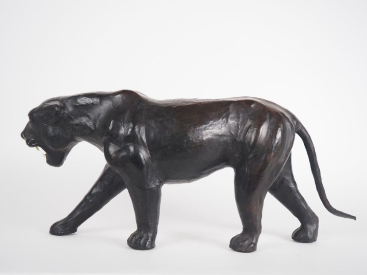 Ecole française XXème.  "Panthère marchant" Sujet animalier en cuir Di