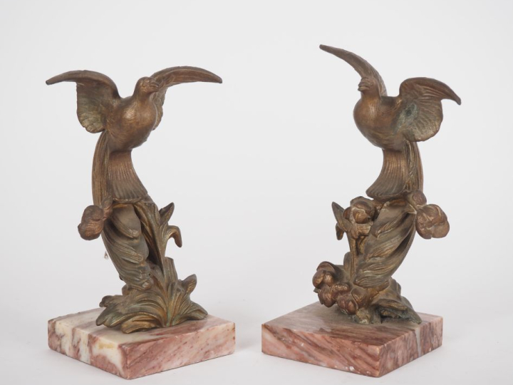 Paire de sujets en albâtre et régule doré "oiseaux sur du feuillage". 