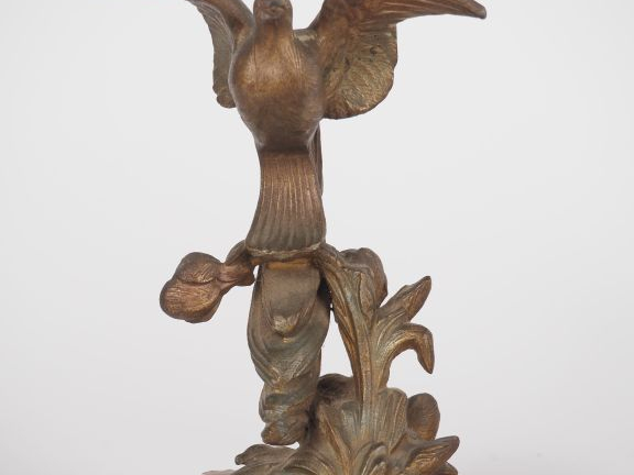 Paire de sujets en albâtre et régule doré "oiseaux sur du feuillage". 