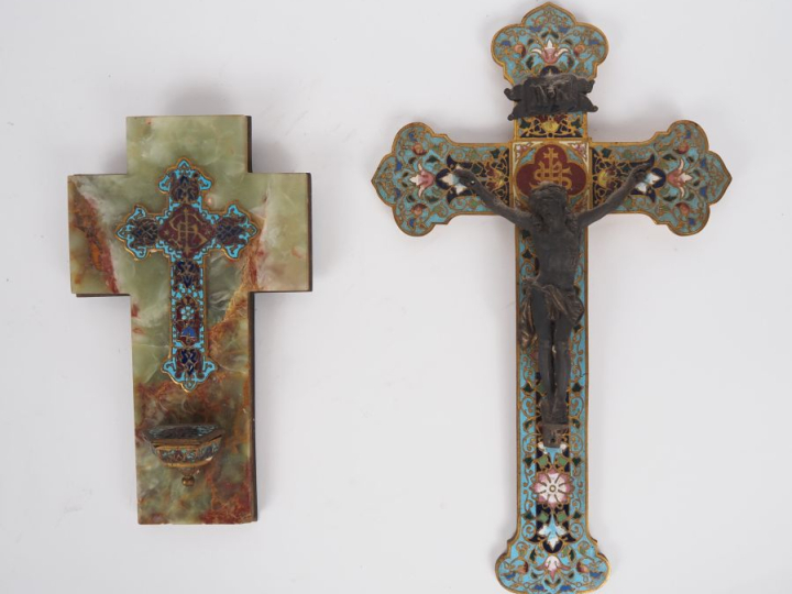 2 différents crucifix 1900 en émaux polychromes cloisonnés.