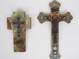Vente aux enchères 2 différents crucifix 1900 en émaux polychromes cloisonnés.