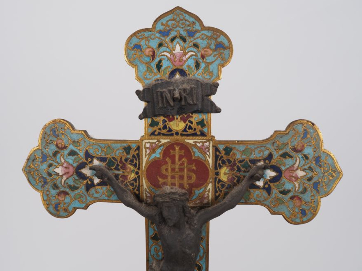 2 différents crucifix 1900 en émaux polychromes cloisonnés.