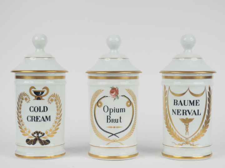 3 différents pots de pharmacie de style Empire en porcelaine blanche e
