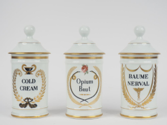Vente aux enchères 3 différents pots de pharmacie de style Empire en porcelaine blanche e