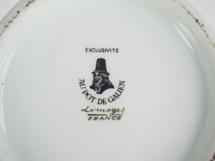 3 différents pots de pharmacie de style Empire en porcelaine blanche e