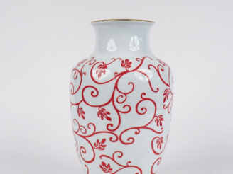 Vente aux enchères THARAUD à Limoges. Vase ovoide en porcelaine à décor de rinceaux feuil