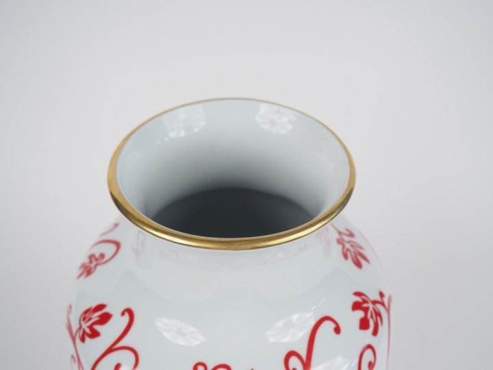THARAUD à Limoges. Vase ovoide en porcelaine à décor de rinceaux feuil