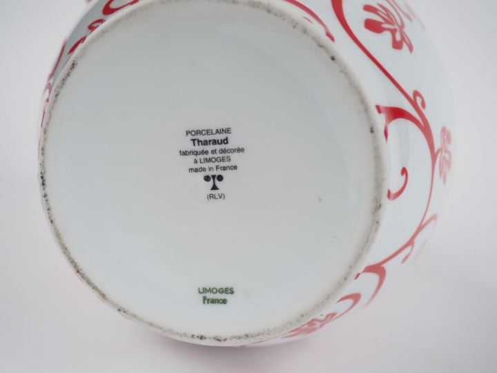THARAUD à Limoges. Vase ovoide en porcelaine à décor de rinceaux feuil