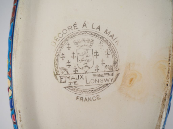 LONGWY.  Différentes pièces en émaux polychromes comprenant : un cendr