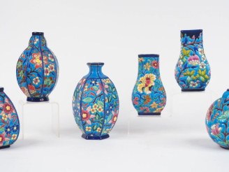 Vente aux enchères LONGWY.  6 vases en émaux polychromes à décor de fleurs.
